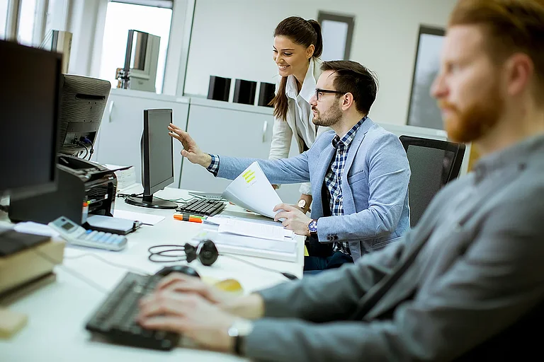 Eine Gruppe junger Menschen bei der Arbeit in einem modernen Büro