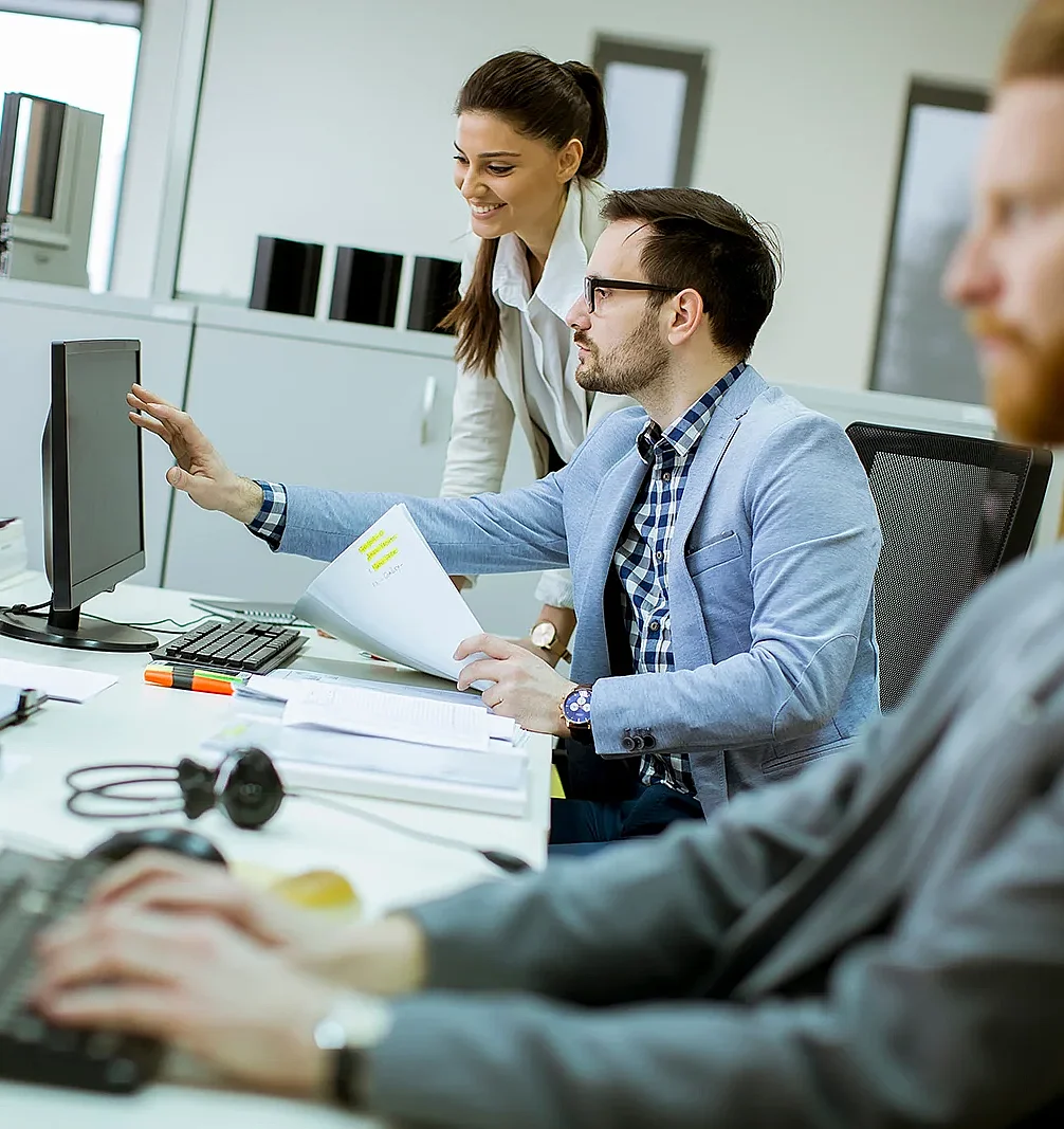 Eine Gruppe junger Menschen bei der Arbeit in einem modernen Büro