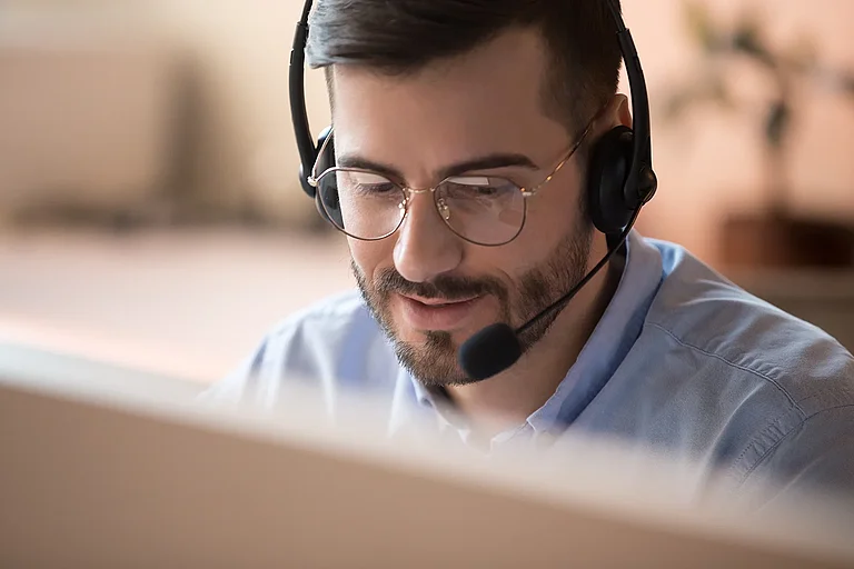 Telemarketer-Telemarketer-Mitarbeiter tragen drahtlosen Headset-Kongress-Video-Gespräch über Online-Client über Computer, männliche Helpline-Operator-Arbeit in Kundenbetreuungsbüro