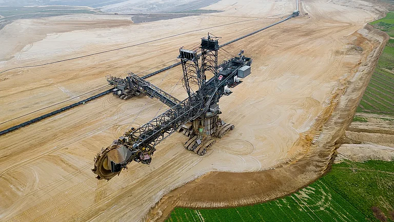 Ein großer Schaufelradbagger in einer Braunkohle - Braunkohle - Bergwerk, Deutschland