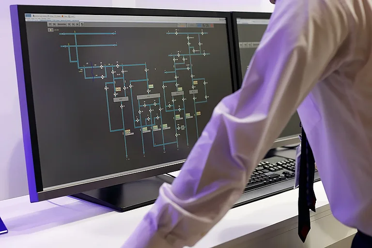 Der Bediener der Kontrollräume regelt die technologischen Prozesse mit Computern. Selektiver Fokus.