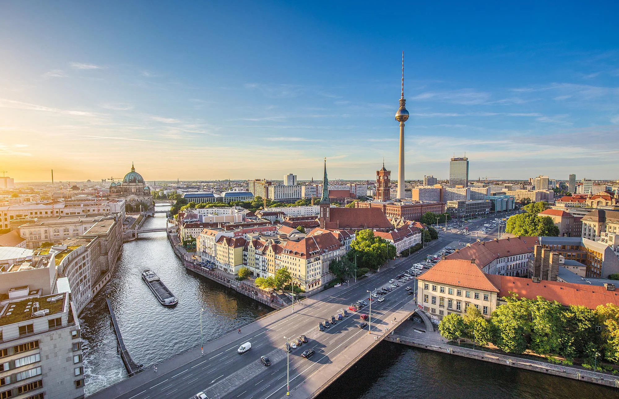 Luftbild Berliner Skyline mit berühmtem Fernsehturm und Spree bei schönem Abendlicht bei Sonnenuntergang im Sommer, Deutschland