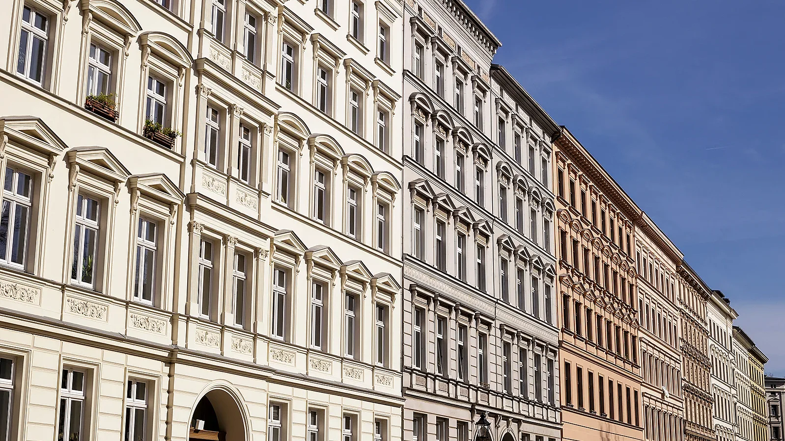 Traditionelle alte Wohngebäude im Stadtteil Kreuzberg, in der deutschen Hauptstadt. Horizontale Detailansicht mehrerer traditioneller, klassischer Gebäude in Folge, in Berlin