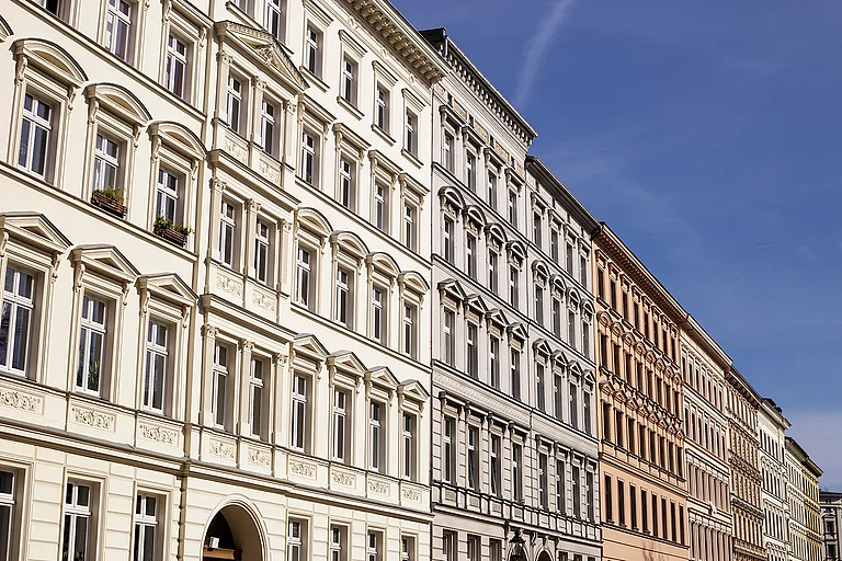 Traditionelle alte Wohngebäude im Stadtteil Kreuzberg, in der deutschen Hauptstadt. Horizontale Detailansicht mehrerer traditioneller, klassischer Gebäude in Folge, in Berlin
