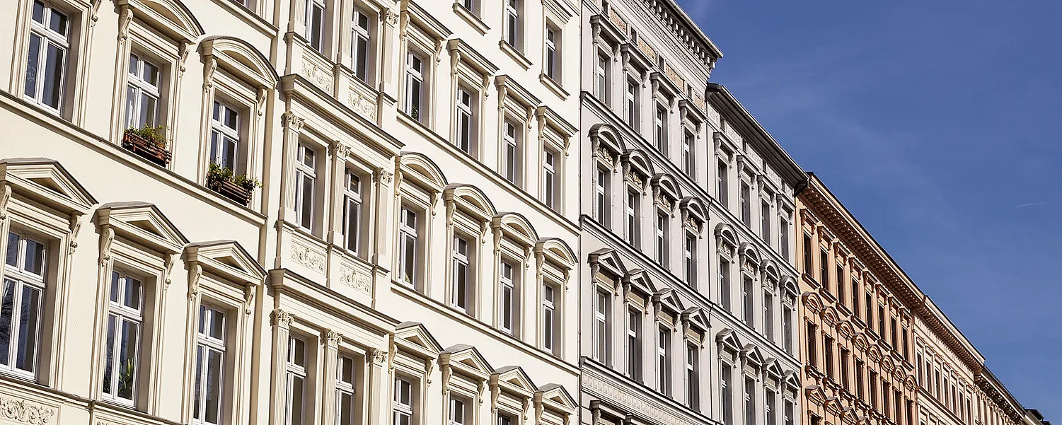 Traditionelle alte Wohngebäude im Stadtteil Kreuzberg, in der deutschen Hauptstadt. Horizontale Detailansicht mehrerer traditioneller, klassischer Gebäude in Folge, in Berlin