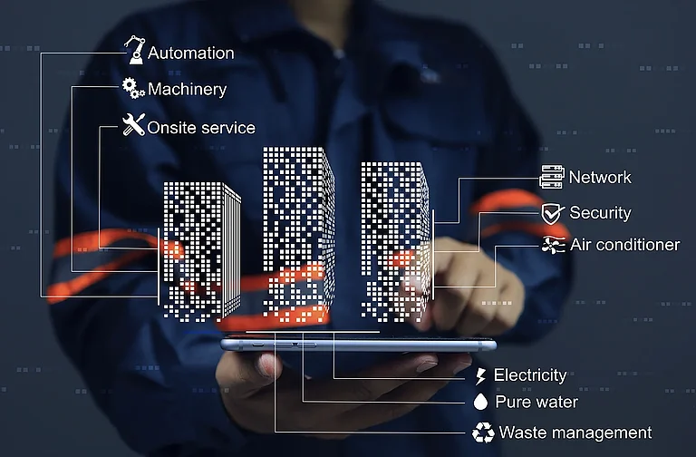 Ingenieur arbeitet an Bauinspektionen oder Instandhaltungsplänen für die Infrastruktur. Pläne für die Betriebsführung. wie Wasserversorgung, Elektrizität, Klimaanlage, Internet, Sicherheitssystem in Notfällen.