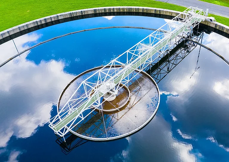 Kläranlage von oben. Grauwasserrecycling. Thema Abfallbewirtschaftung. Ökologie und Umwelt in der Europäischen Union.