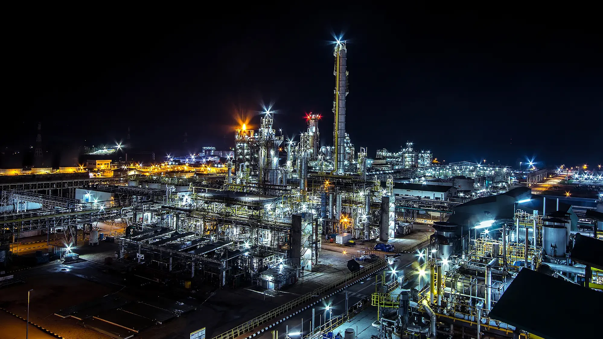 Langzeitbelichtung einer petrochemischen Anlage bei Nacht