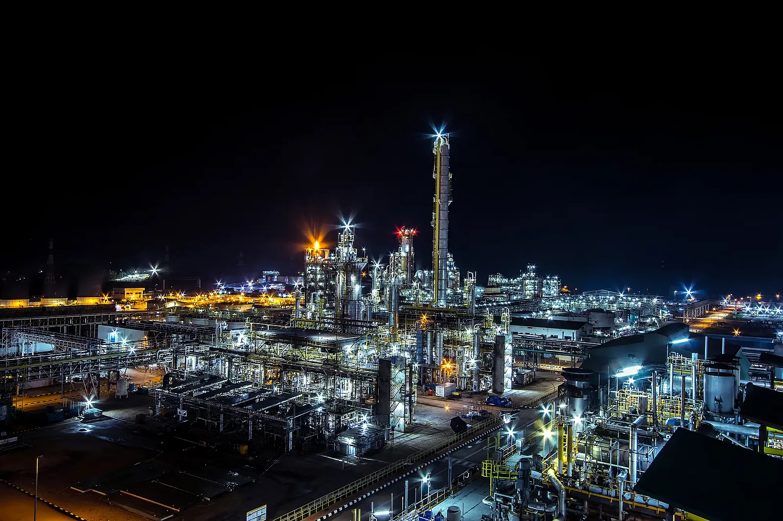 Langzeitbelichtung einer petrochemischen Anlage bei Nacht