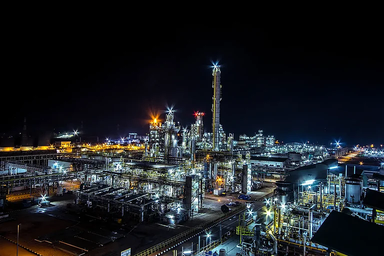 Langzeitbelichtung einer petrochemischen Anlage bei Nacht